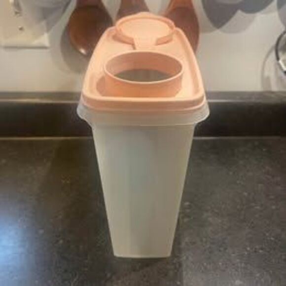 2 VINTAGE Tupperware Cereal Keeper Pourer 2 Qt Pink Cover 469-2 & 469-9 - Picture 7 of 10